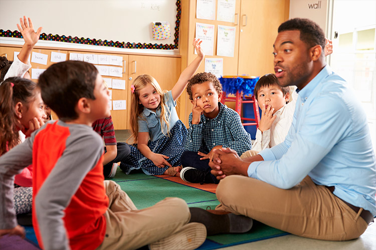 Crianças em sala de aula tendo aula de inglês