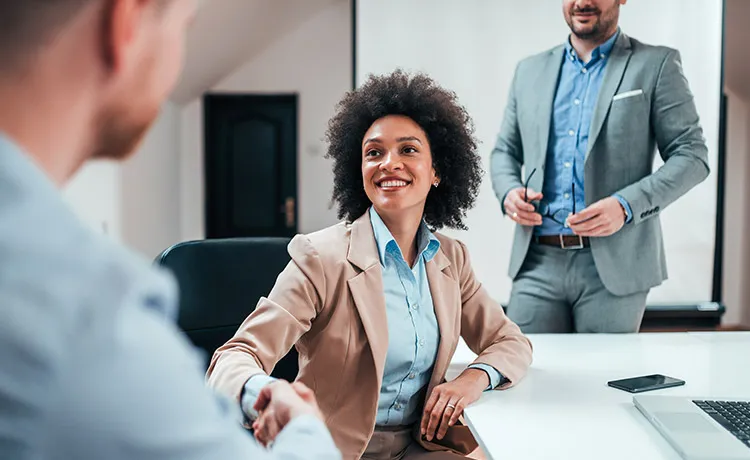Entrevista de emprego remota em inglês: 10 dicas para arrasar